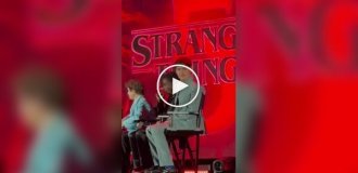 Актер сериала «Очень странные дела» сыграл с фанатом в «камень, ножницы, бумага» прямо со сцены