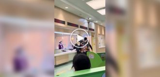 В Китае нашли охранника детской клиники, увешанного плюшевыми игрушками