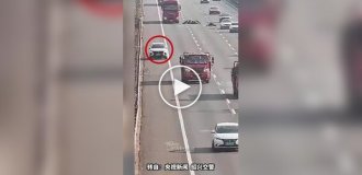 В Китае наградили мужчину, который в одиночку устранил опасную преграду на трассе