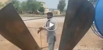 Ручне складання цементних силосів у Пакистані