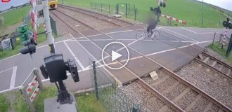 Велосипедист чудом избежал столкновения с поездом