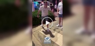 Мужчина получил сотрясение мозга после удара головой о знак на клумбе