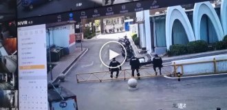 Доставку заказывали Курьер уронил рабочих