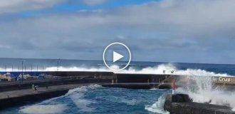 Туристов смыло гигантской волной в Испании