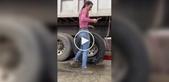 Девушка самостоятельно заменила покрышку грузовика
