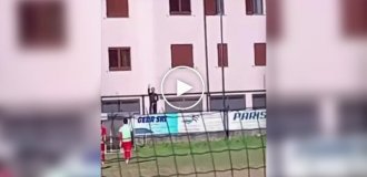 Футбольный тренер пришел на матч своей команды в костюме священника