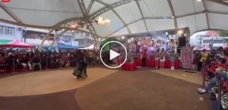 Танцовщица загорелась во время огненного шоу на фестивале в Тайване