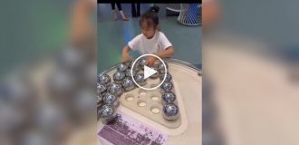 Маленькая девочка быстро собрала необычную конструкцию из шаров