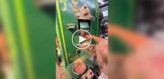 Старинный пресс Ferrarcute из Денверского монетного двора снова в работе