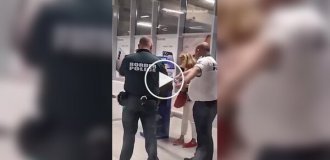 Авиакомпания отказала в перелете женщине, которая заплакала и встала на колени  колени, негатив, пассажирка, перелет, ручная кладь