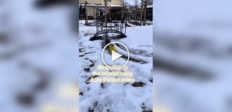 Игрушечный поезд расчищает себе путь