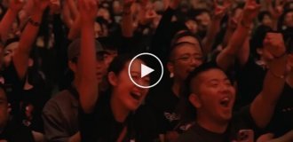 Буддийский монах на концерте металлистов