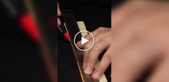 Китайський майстер працює над золотим браслетом