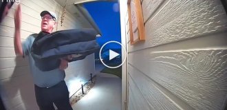 Літній кур'єр купив напій клієнтам і прославився в мережі