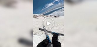 Лыжник едва не упал в ледниковую трещину