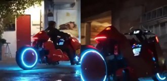 Испанцы воссоздали футуристичный мотоцикл из «Акиры» (2 фото + 1 видео)