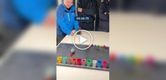 In China, a parrot sorted 10 flowers in 33.5 seconds and entered the Guinness Book of Records Guinness