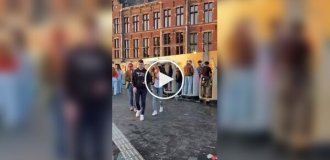 В Амстердаме на центральном вокзале установили открытые туалеты для мужчин