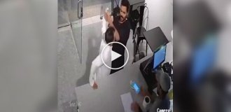 В Саудовской Аравии друзья устроили настоящую борьбу в ресторане за право оплатить счет