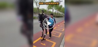 В Пекине прошел забег с участием роботов