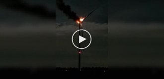 Пекельні сніжинки над лугами: вітряна турбіна спалахнула як факел