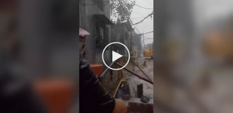 На Филиппинах маленького мальчика потоки воды смыли в строящуюся дорогу