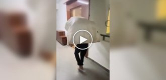 Курьера заставили подниматься по лестнице с тяжелой посылкой