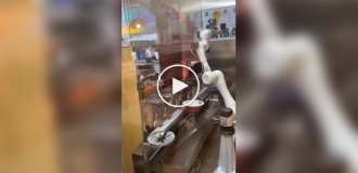 В Китае в столовой робот готовит всю еду