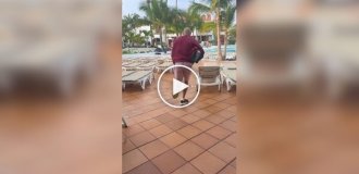 Туристка сняла забег постояльцев отеля до лежаков