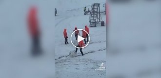 Сотрудники заснеженного аэропорта развлеклись веселыми зимними забавами