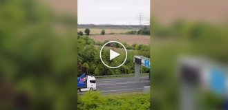 Мотогонщик сделал заднее сальто между двумя движущимися грузовиками