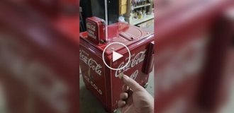 Винтажный автомат по продаже кока-колы