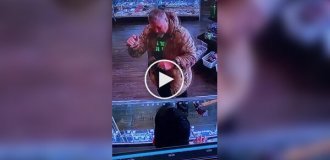 Странный посетитель устроил «бой» с невидимым противником