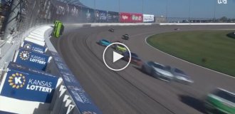 Гонщик NASCAR проехался по стене со скоростью 320 кмч