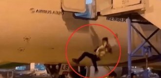 A man fell out of an Airbus A320 plane while the ramp was being removed (2 photos + 1 video)