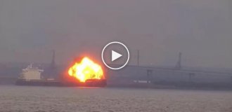 Взрыв на грузовом судне попал на видео