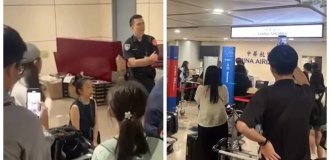 Airport employee knelt before passengers as a sign of apology (4 photos)