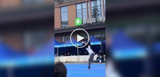 В Сычуани прошли необычные соревнования по скоростному слэклайну