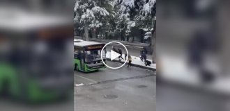 Водитель автобуса присоединился к снежной битве