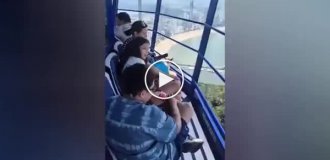 Несколько десятков туристов застряли на высоте из-за остановки аттракциона