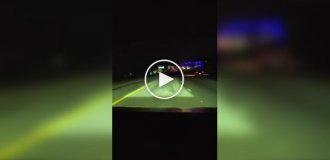 Фары, которые подсвечивают свою полосу