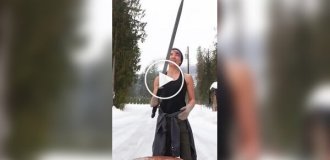 Канадська блогерка ефектно рубає дрова мечем