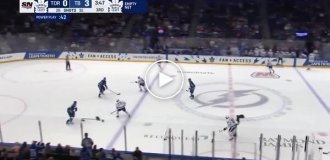 Хоккеист не смог попасть в пустые ворота