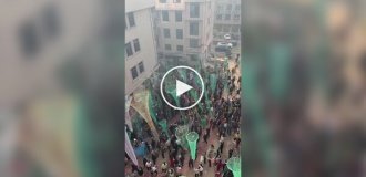 В Китае новоселы «ловят удачу» сачками