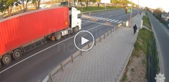 В Киеве, на окружной, прилег отдохнуть грузовик