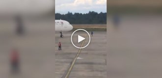 Late, but did not give up: a passenger tried to stop the plane right on the runway