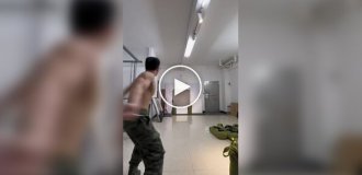Парень метает отвертки с удивительной точностью