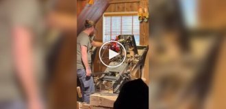 На фабрике в Нидерландах точат деревянные башмаки с помощью зеркального фрезера