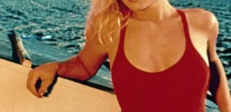 56-Year-Old 'Baywatch' Star Erika Eleniak Joins OnlyFans: What She Plans to Share (2 Photos)