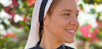 Монахиня оставила монастырь, чтобы преподавать йогу в бикини (4 фото)